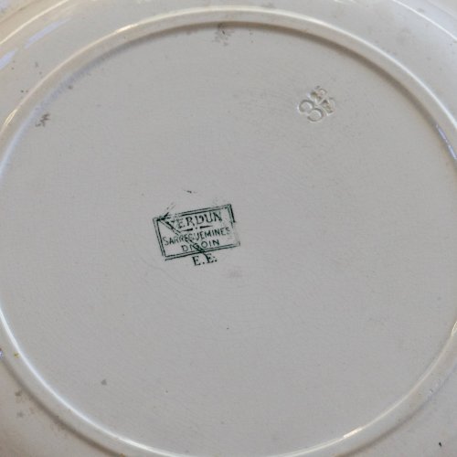 Grand plat creux saladier XIXe terre de fer signé Sarreguemines Verdun