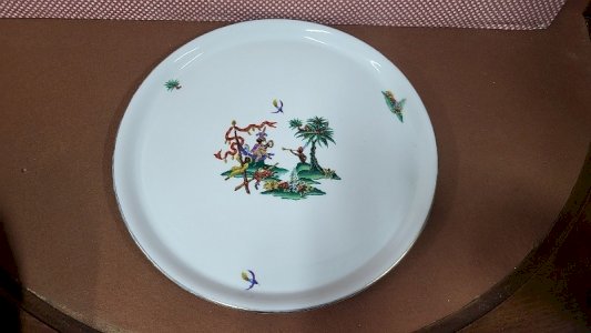 GRAND PLAT DECOR DE NUBIENS EN PORCELAINE DE PARIS