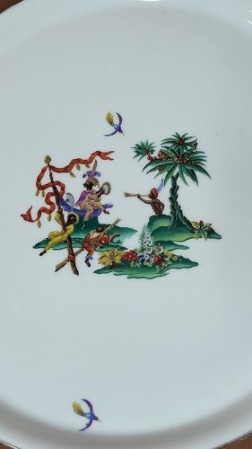 GRAND PLAT DECOR DE NUBIENS EN PORCELAINE DE PARIS