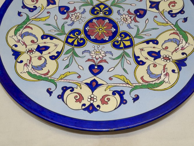 -GRAND PLAT DECORATIF CERAMIQUE décor d'OISEAUX FANTASTIQUES VOLUTES FLEURS   D