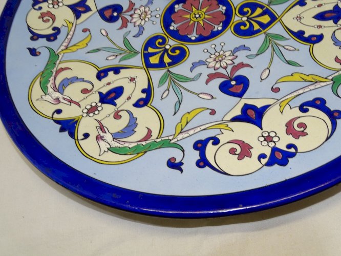 -GRAND PLAT DECORATIF CERAMIQUE décor d'OISEAUX FANTASTIQUES VOLUTES FLEURS   D