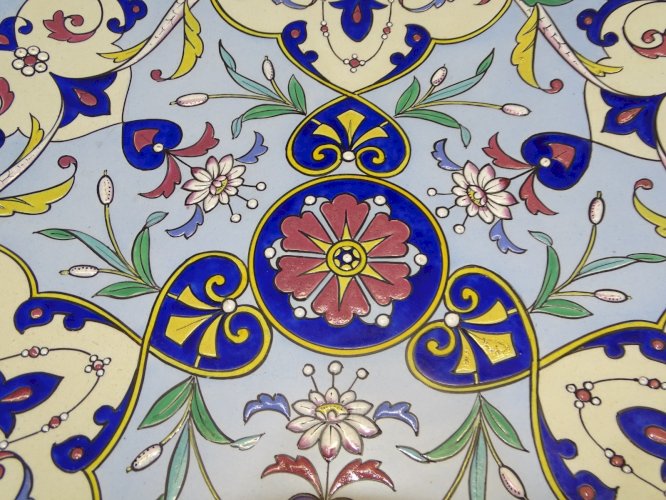 -GRAND PLAT DECORATIF CERAMIQUE décor d'OISEAUX FANTASTIQUES VOLUTES FLEURS   D