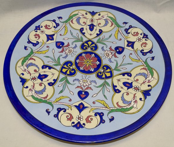 -GRAND PLAT DECORATIF CERAMIQUE décor d'OISEAUX FANTASTIQUES VOLUTES FLEURS   D