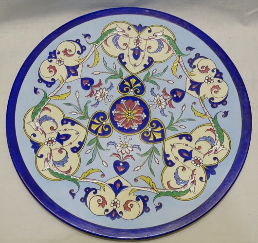 -GRAND PLAT DECORATIF CERAMIQUE décor d'OISEAUX FANTASTIQUES VOLUTES FLEURS   D