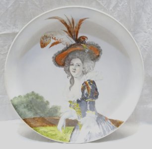 LARGE DECORATIVE DISH CREIL & MONTEREAU WITH AN ELEGANT HAT TRIM OF 1 HAT D