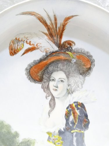 -GRAND PLAT DECORATIF CREIL & MONTEREAU AVEC UNE ELEGANTE COIFFEE D '1 CHAPEAU D