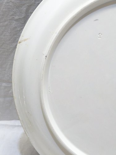 -GRAND PLAT DECORATIF CREIL & MONTEREAU AVEC UNE ELEGANTE COIFFEE D '1 CHAPEAU D