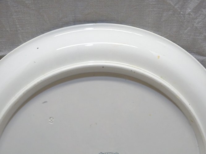 -GRAND PLAT DECORATIF CREIL & MONTEREAU AVEC UNE ELEGANTE COIFFEE D '1 CHAPEAU D