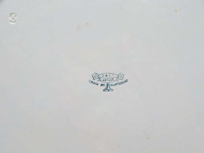 -GRAND PLAT DECORATIF CREIL & MONTEREAU AVEC UNE ELEGANTE COIFFEE D '1 CHAPEAU D