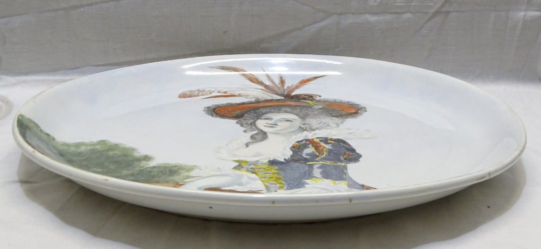 -GRAND PLAT DECORATIF CREIL & MONTEREAU AVEC UNE ELEGANTE COIFFEE D '1 CHAPEAU D