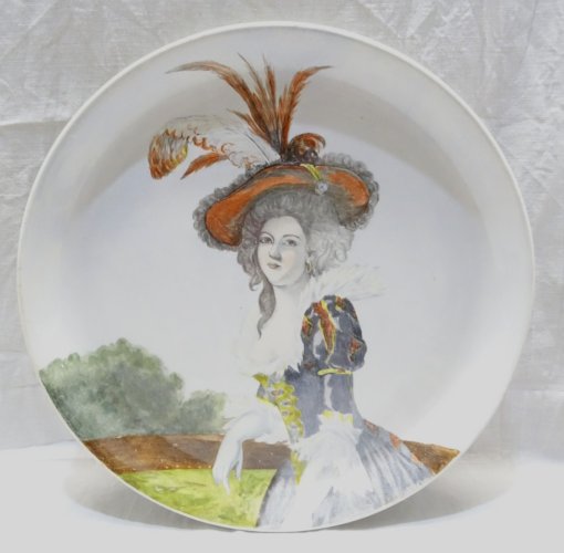 -GRAND PLAT DECORATIF CREIL & MONTEREAU AVEC UNE ELEGANTE COIFFEE D '1 CHAPEAU D
