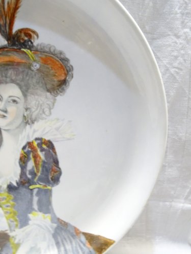 -GRAND PLAT DECORATIF CREIL & MONTEREAU AVEC UNE ELEGANTE COIFFEE D '1 CHAPEAU D