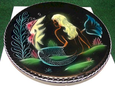 -GRAND PLAT DECORATIF ROND KERINA Signé Josette à décor de SIRENE et POISSONS  D