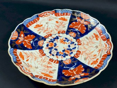 Grand plat en porcelaine Imari Japon fin XIXe