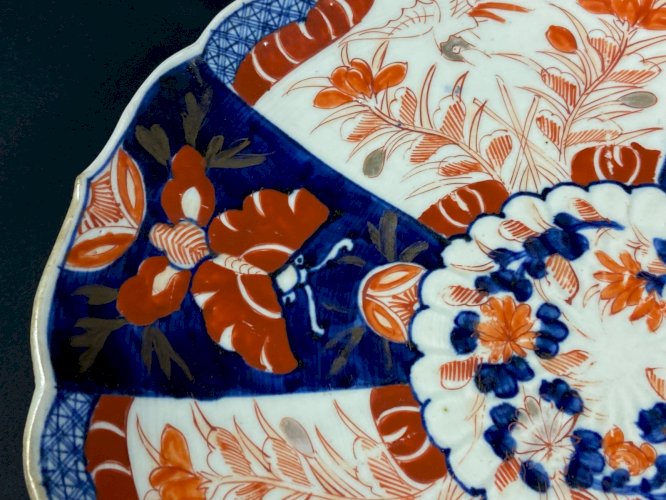 Grand plat en porcelaine Imari Japon fin XIXe