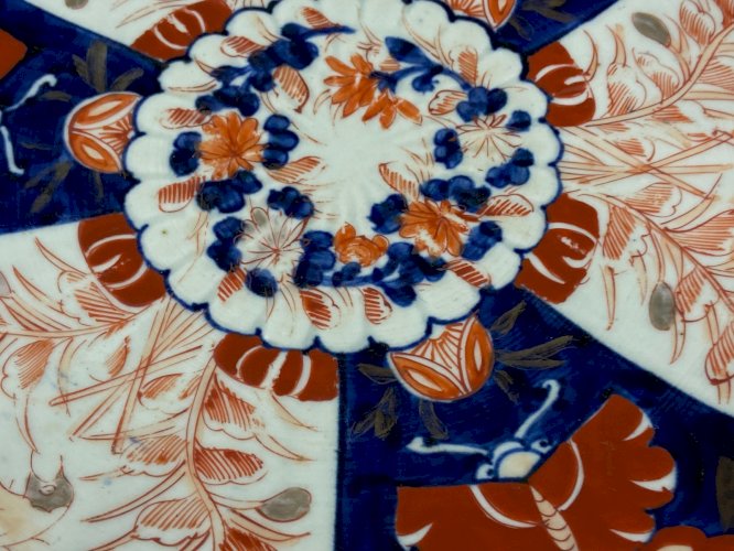 Grand plat en porcelaine Imari Japon fin XIXe
