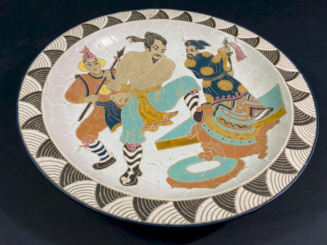 Grand plat faïence épaisse à décor de scène de guerriers Chine 1920-1930