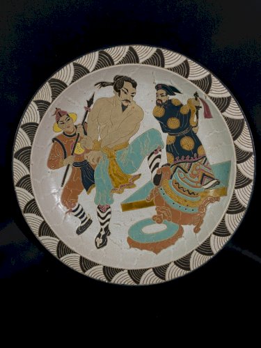 Grand plat faïence épaisse à décor de scène de guerriers Chine 1920-1930