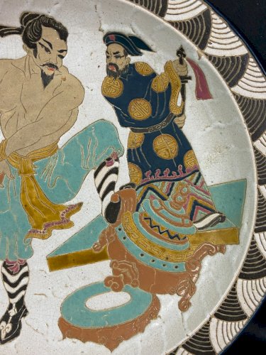 Grand plat faïence épaisse à décor de scène de guerriers Chine 1920-1930