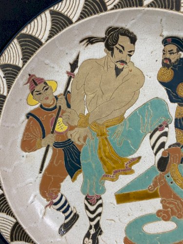 Grand plat faïence épaisse à décor de scène de guerriers Chine 1920-1930