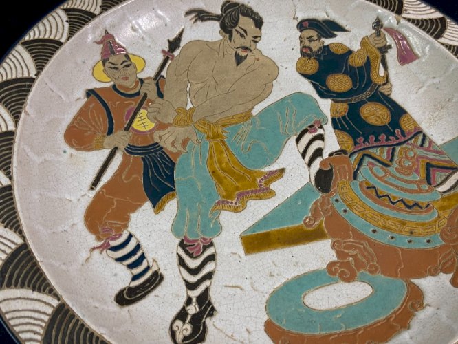 Grand plat faïence épaisse à décor de scène de guerriers Chine 1920-1930