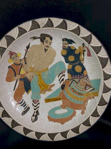 Grand plat faïence épaisse à décor de scène de guerriers Chine 1920-1930