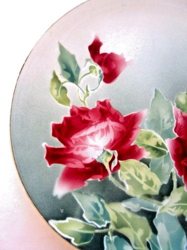 Grand plat mural rond décoré de roses rouges, fond vert, signé KG LUNEVILLE