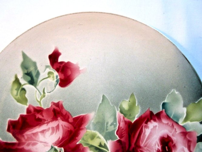 Grand plat mural rond décoré de roses rouges, fond vert, signé KG LUNEVILLE