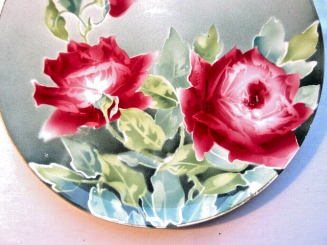 Grand plat mural rond décoré de roses rouges, fond vert, signé KG LUNEVILLE