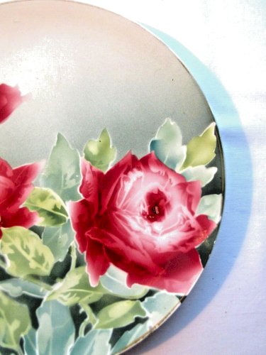 Grand plat mural rond décoré de roses rouges, fond vert, signé KG LUNEVILLE