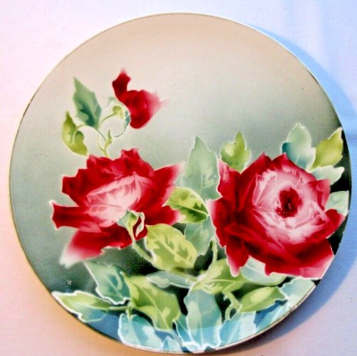 Grand plat mural rond décoré de roses rouges, fond vert, signé KG LUNEVILLE