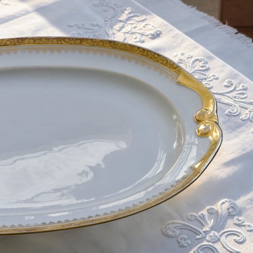 Grand plat ovale à lor fin en porcelaine de Limoges Peconnet