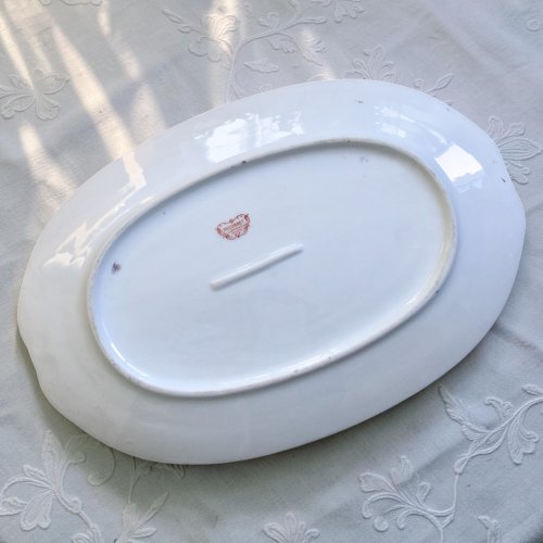 Grand plat ovale à lor fin en porcelaine de Limoges Peconnet