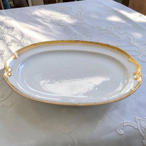 Grand plat ovale à lor fin en porcelaine de Limoges Peconnet