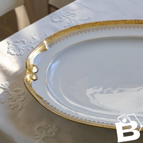 Grand plat ovale à lor fin en porcelaine de Limoges Peconnet