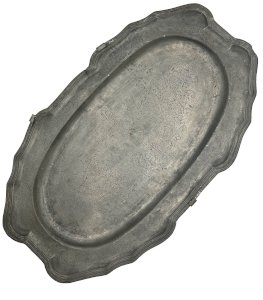 Grand plat ovale en étain XVIIe/XVIIIe – armure – scènes de chasse – gravé