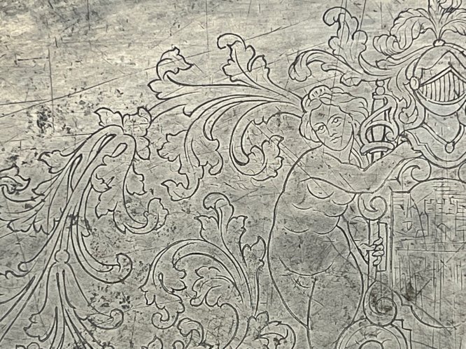 Grand plat ovale en étain XVIIe/XVIIIe – armure – scènes de chasse – gravé