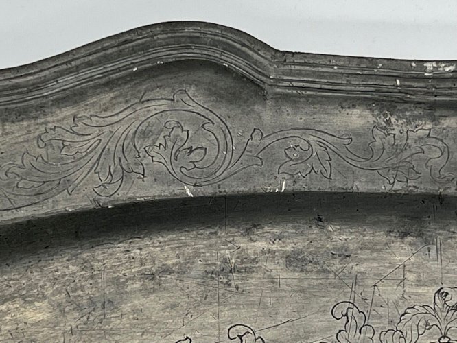 Grand plat ovale en étain XVIIe/XVIIIe – armure – scènes de chasse – gravé