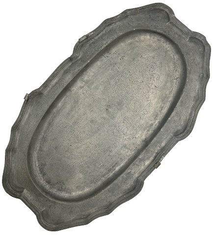 Grand plat ovale en étain XVIIe/XVIIIe – armure – scènes de chasse – gravé