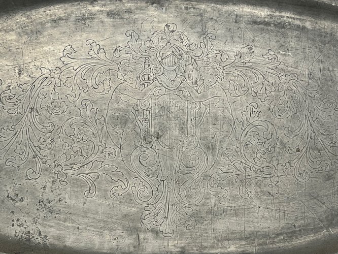 Grand plat ovale en étain XVIIe/XVIIIe – armure – scènes de chasse – gravé