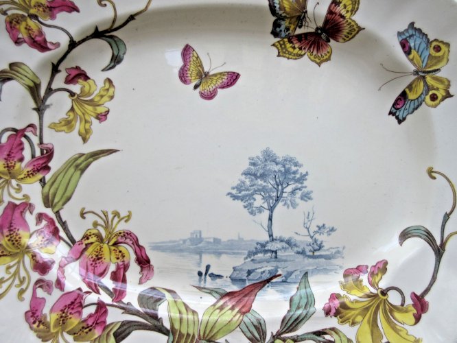 Grand plat polychrome, Lunéville, Art Nouveau: Orchidées, Papillons, Paysage