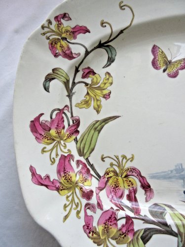 Grand plat polychrome, Lunéville, Art Nouveau: Orchidées, Papillons, Paysage