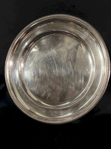 Grand plat rond en métal argenté de style Louis XVI