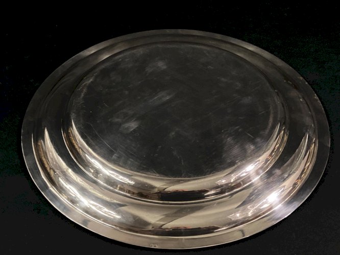 Grand plat rond en métal argenté de style Louis XVI