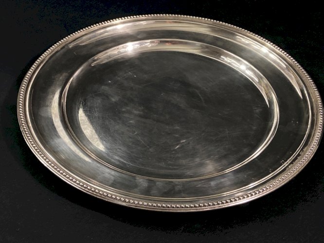 Grand plat rond en métal argenté de style Louis XVI