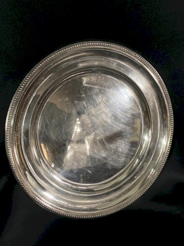 Grand plat rond en métal argenté de style Louis XVI