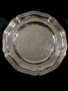 Grand plat rond en métal argenté signé Apollo modèle filet style Louis XV
