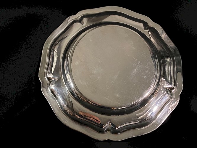 Grand plat rond en métal argenté signé Apollo modèle filet style Louis XV