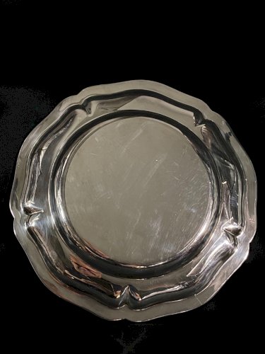 Grand plat rond en métal argenté signé Apollo modèle filet style Louis XV