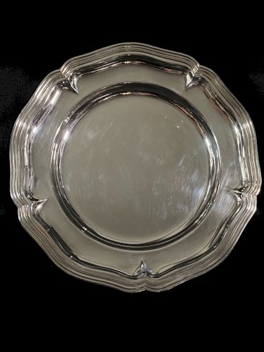 Grand plat rond en métal argenté signé Apollo modèle filet style Louis XV